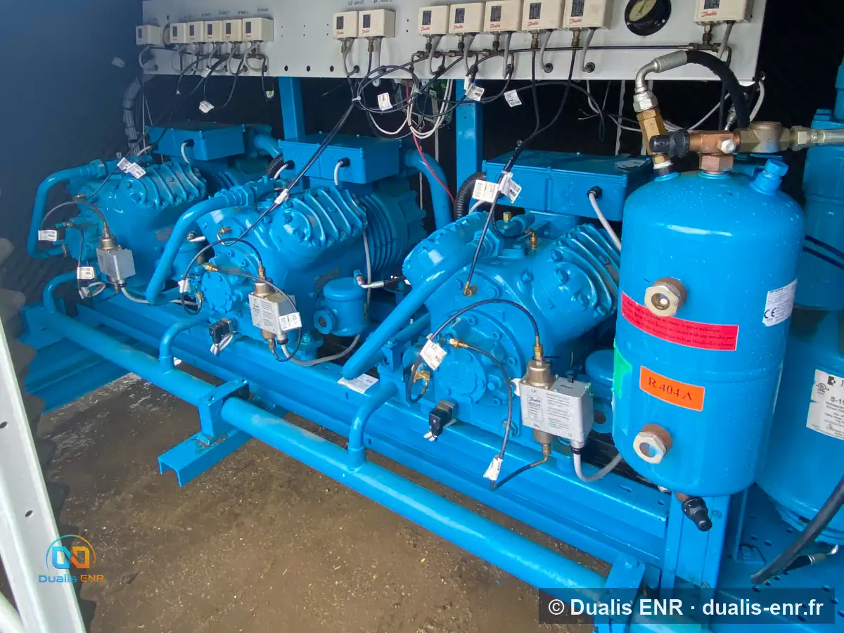 Centrale frigorifique trois compresseurs au R404A avec rampe de pressostats, local insonorise, Dualis ENR