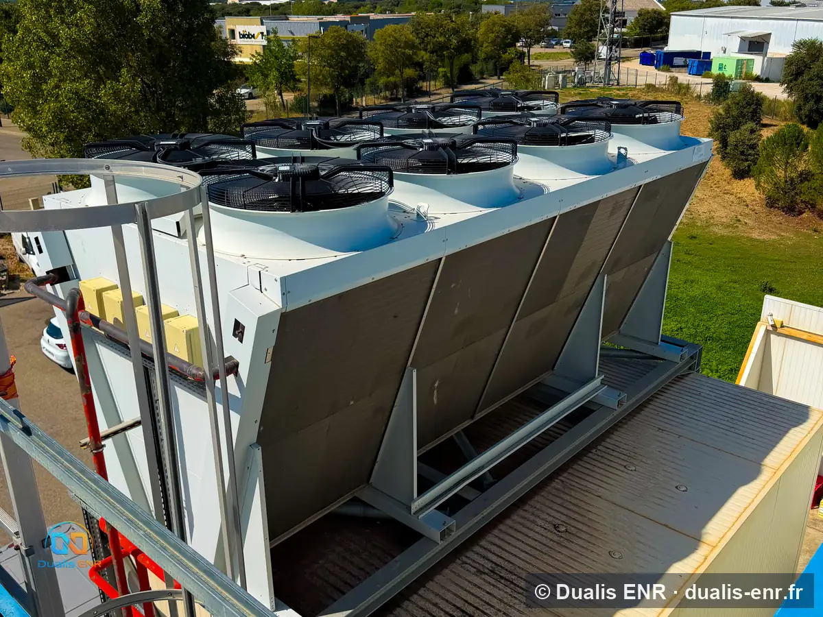 Groupe de condensation vu de profil, batteries d'echange avant nettoyage, Dualis ENR