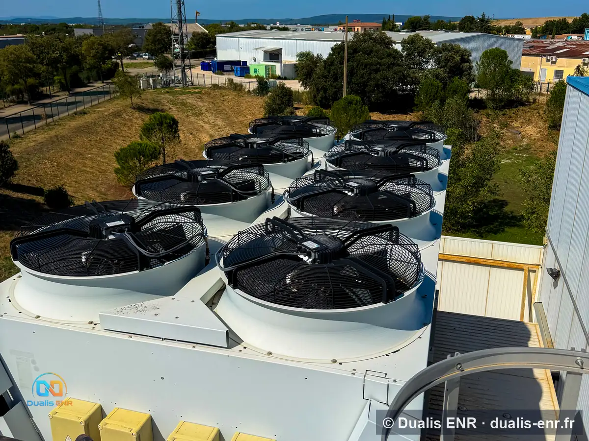 Batterie de condenseurs à dix ventilateurs sur toiture d'un bâtiment tertiaire, intervention Dualis ENR