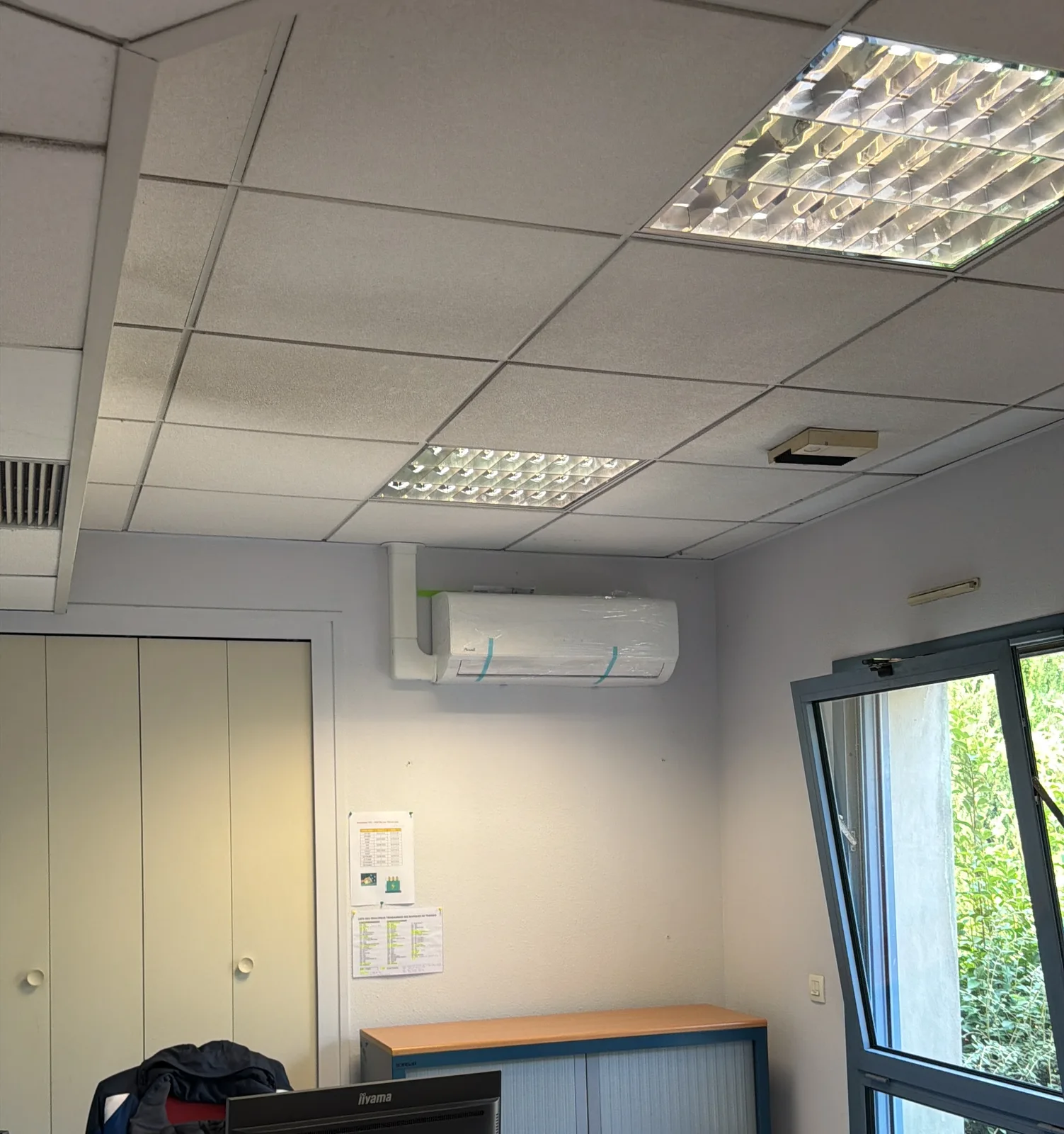 Bureau climatisé avec unité murale Airwell sur un site tertiaire à Tarascon