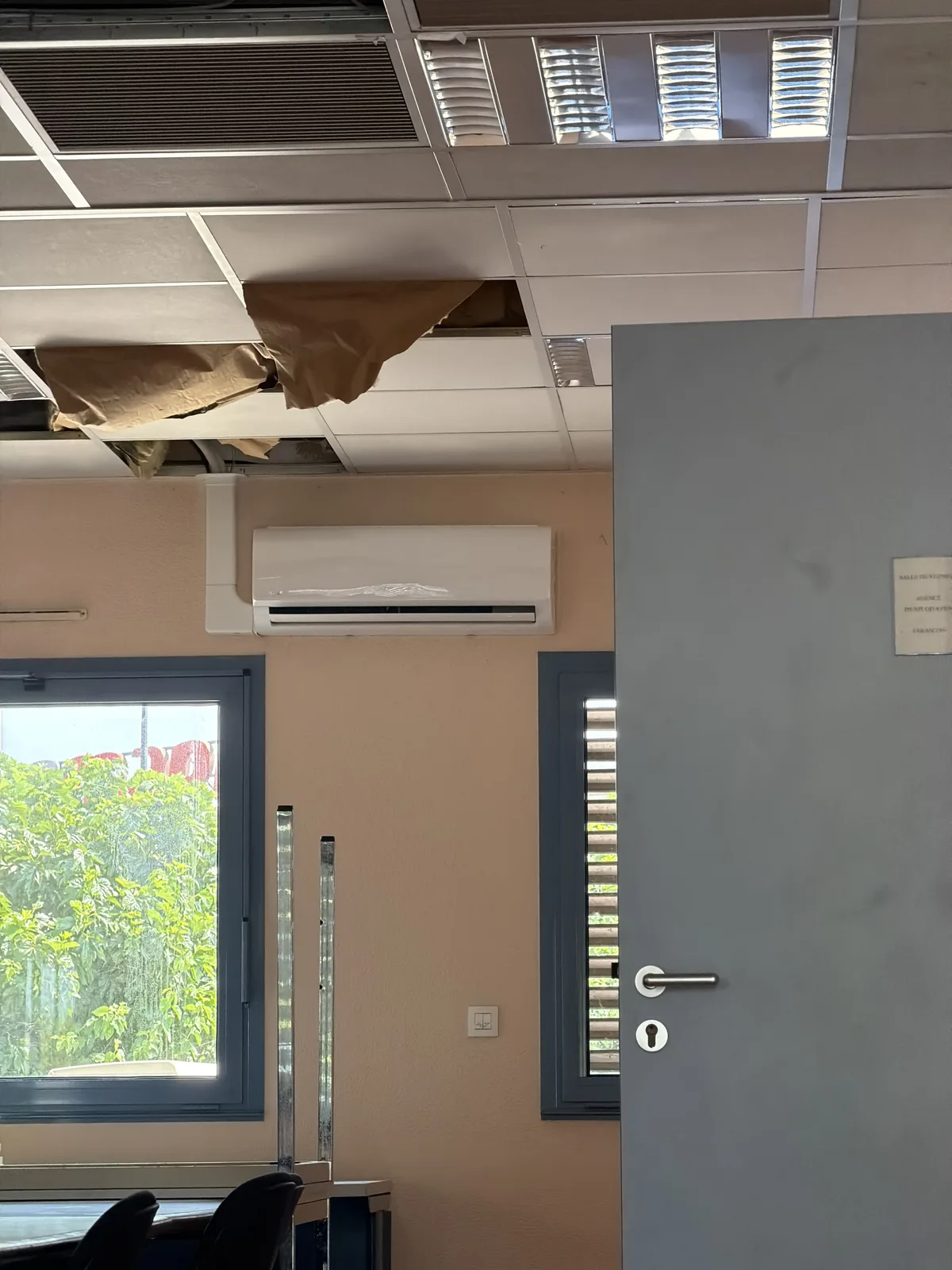 Climatisation murale installée dans une salle de réunion à Tarascon